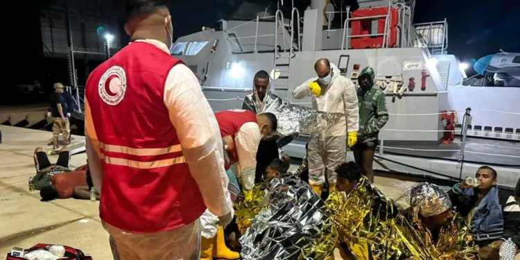 Doomo ay la socdeen Tahriibayaal oo ku degtay Xeebaha Liibiya.