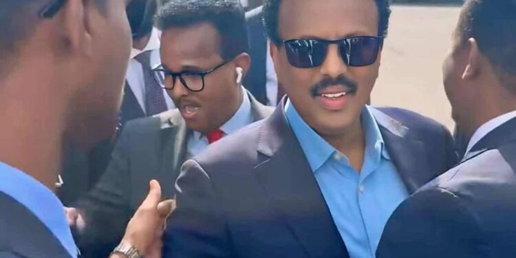 Farmaajo oo dib ugu soo laabtay Muqdisho