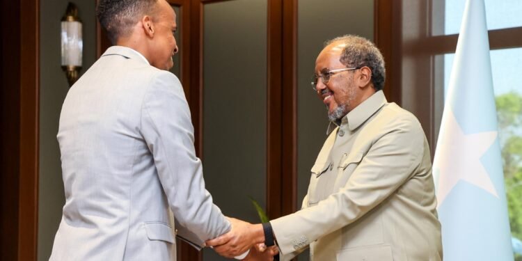 Madaxweyne Xasan Sheekh oo qaabilay Garsoore Cumar Cartan