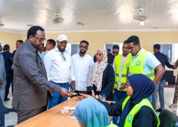 Ra’iisul Wasaasare kuxigeenka Dalka oo qaatay Kaarka Cod-bixinta Doorashada