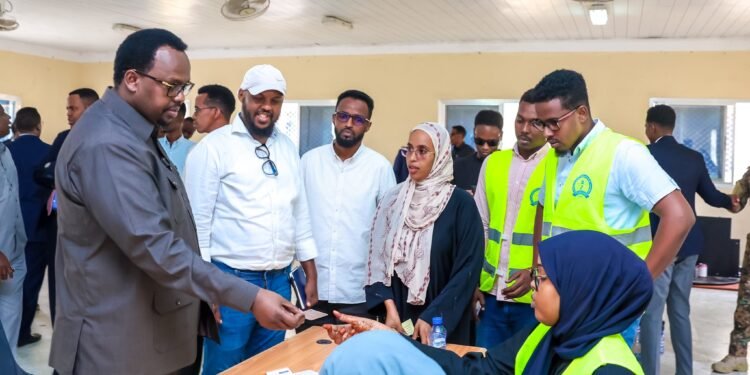 Ra’iisul Wasaasare kuxigeenka Dalka oo qaatay Kaarka Cod-bixinta Doorashada