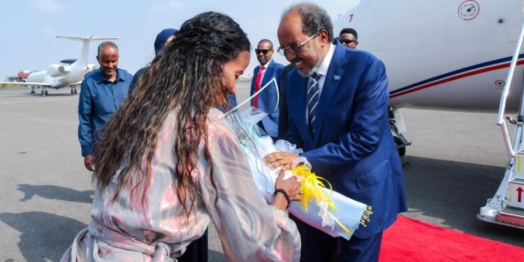 Madaxweyne Xasan Sheekh oo gaaray Dalka Jabuuti.